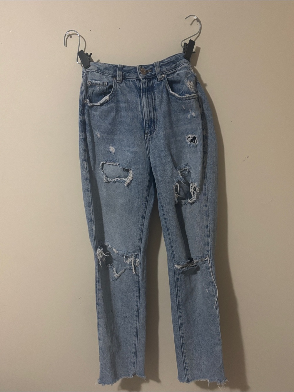 ✨✨🔥3/20 on Jeans!!!🔥✨✨

High-Rise Distressed Mom Jeans Light Blue